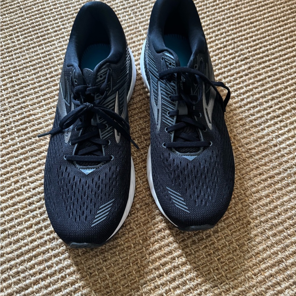 Brooks adrenaline Black and Gray Athletic Sneakers
Brand new w/out inserts thoug